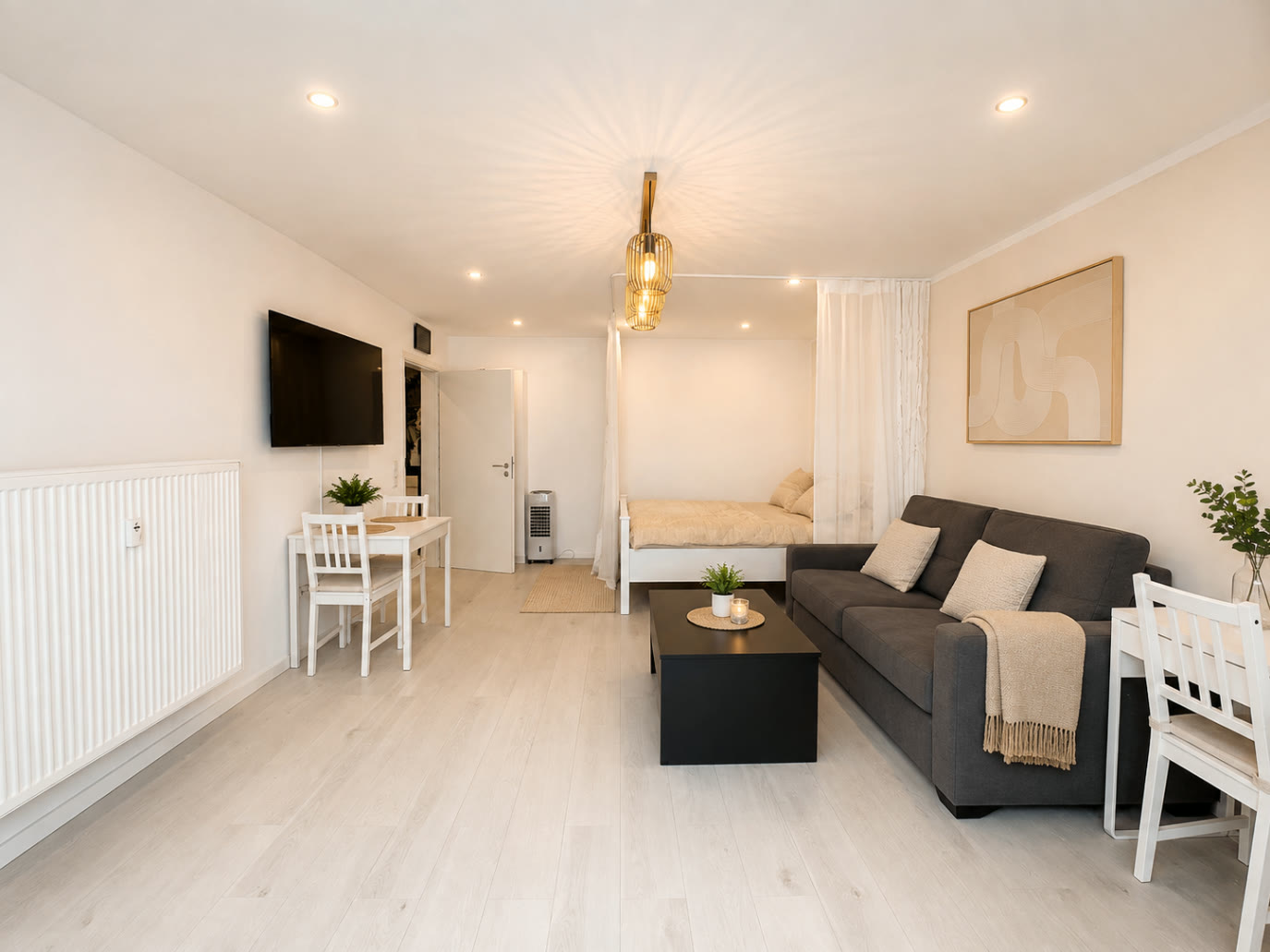 Wohnbereich mit Schlafsofa und ausziehbarem Esstisch im möblierten Apartment Speyer