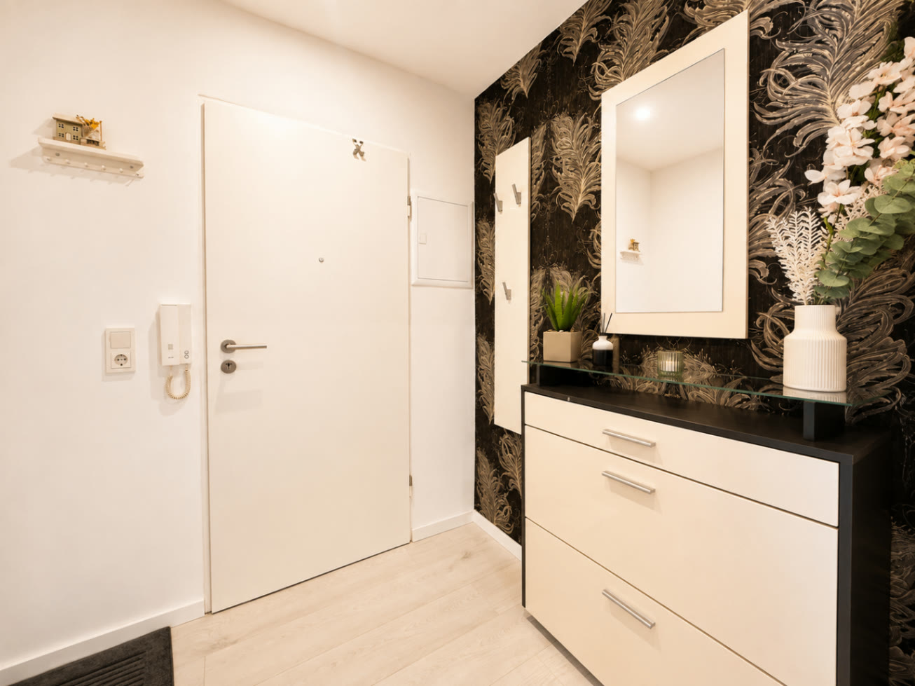 Eingangsbereich mit Garderobe, Spiegel und Kommode