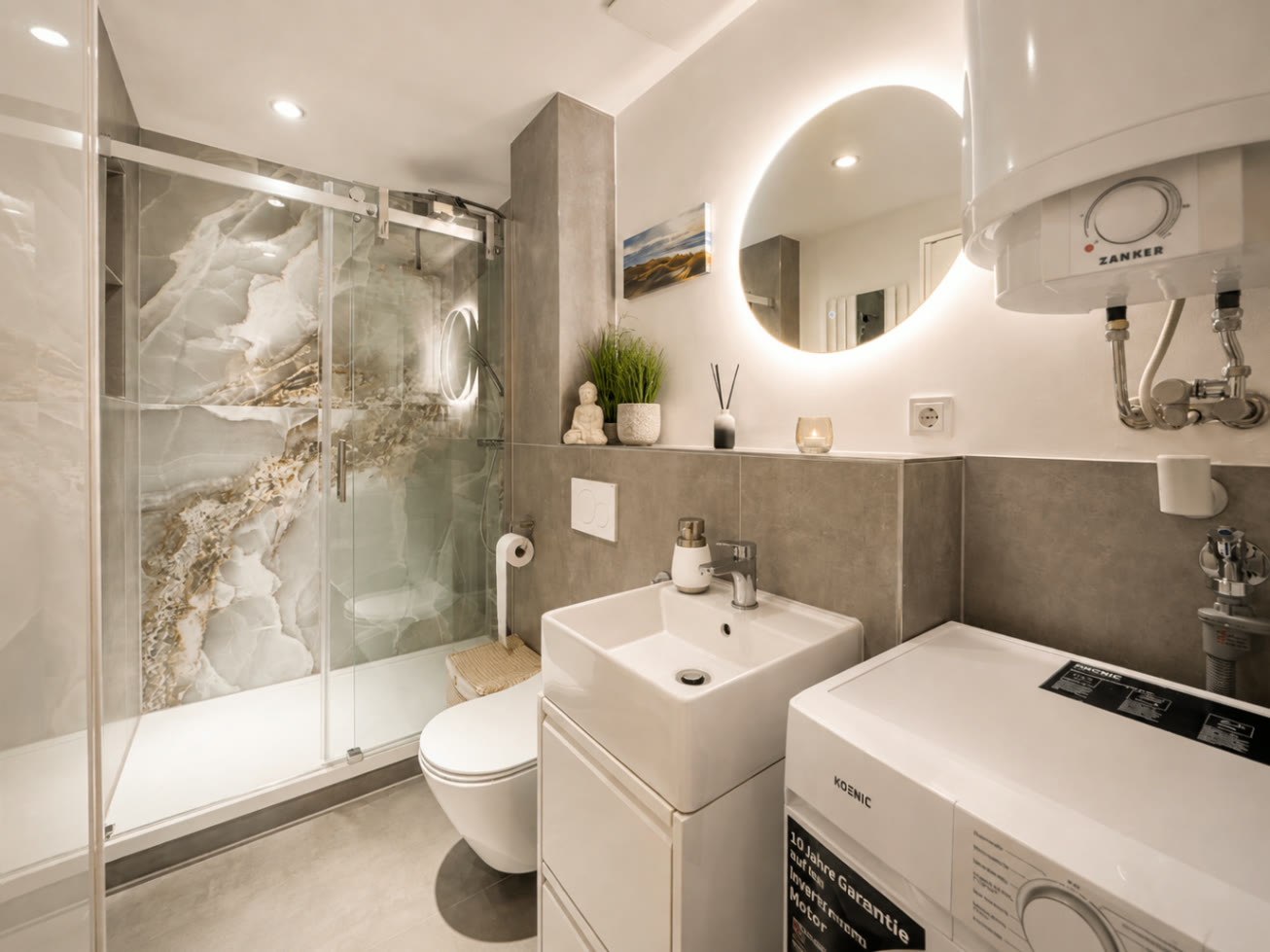 Großes modernes Badezimmer mit Walk-in-Dusche und Waschtrockner